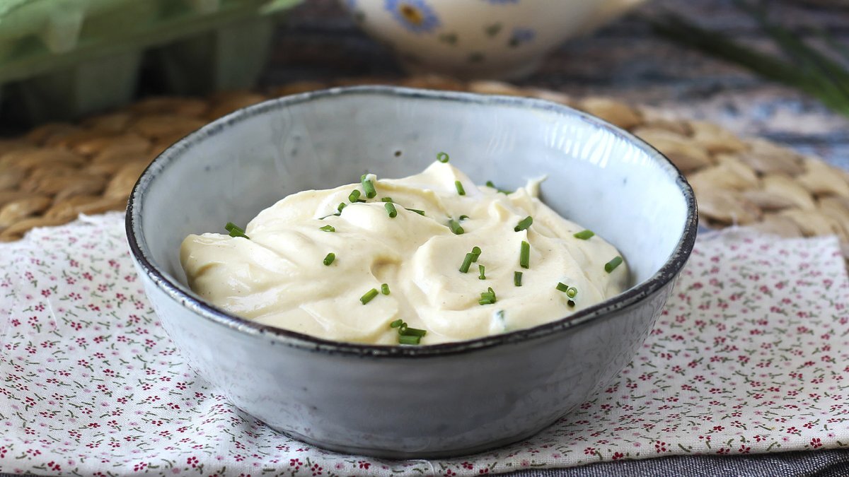 Wie man sichere und schmackhafte selbstgemachte Mayonnaise herstellt ...