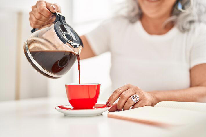 Consumo moderado de café tem sido associado a diversos benefícios à saúde Foto: Krakenimages.com/Adobe Stock