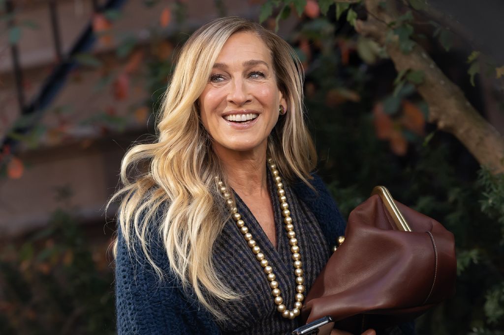 Sarah Jessica Parker graduates at 61 with a total Carrie Bradshaw moment