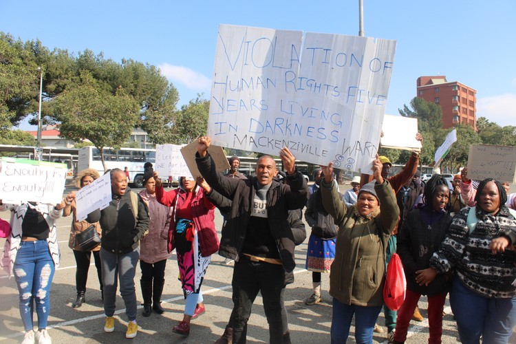 RDP occupiers protest at Ekhurhuleni mayoru2019s office for services