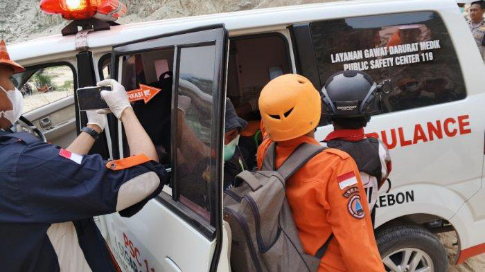 LONGSOR DI CIREBON - Tim SAR gabungan berhasil mengevakuasi tiga korban longsor tambang galian C Gunung Kuda, Kabupaten Cirebon, Provinsi Jawa Barat, Sabtu (31/5/2025). (Dokumentasi Basarnas)
