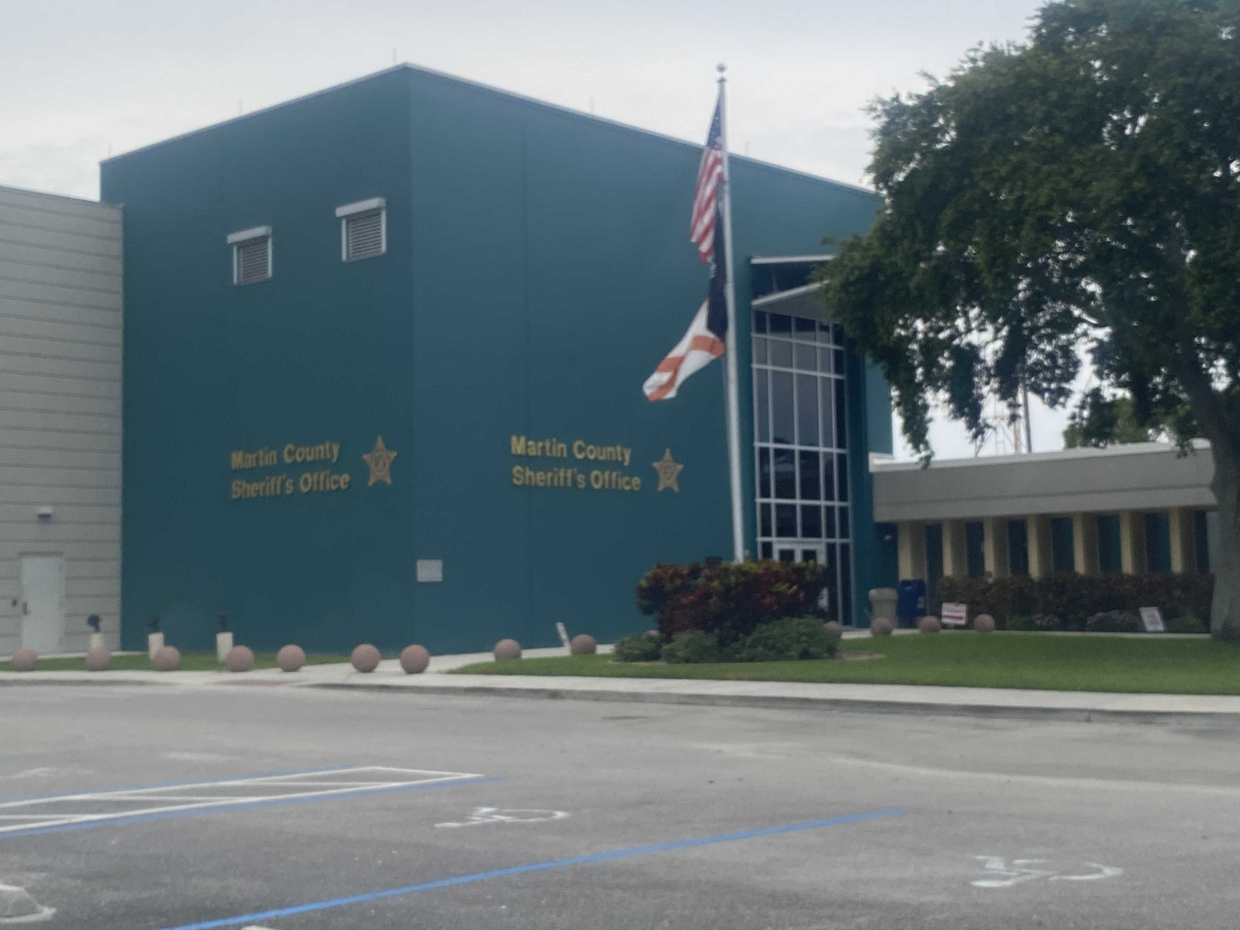 911 call shows good Samaritans desperately trying to save stabbing(02)