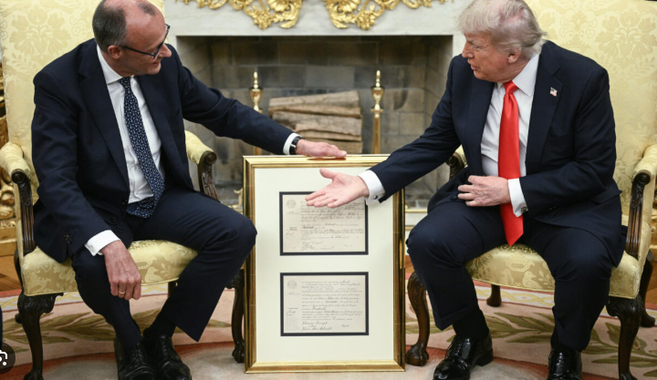 Image hình ảnh hình ảnh Friedrich Merz - Thủ tướng Đức tặng ông Trump bản sao giấy khai sinh của ông nội