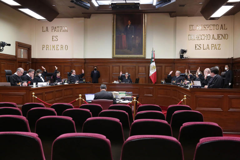 CIUDAD DE MÉXICO, 23ENERO2024.- El Pleno de la Suprema Corte de Justicia de la Nación (La Corte) invalidó el Decreto 2620, publicado el 17 de agosto de 2022, por el que se expidió la Ley de Derechos de las Personas, Pueblos, Comunidades Indígenas y Afromexicanas del Estado de Baja California Sur, al determinar que afectaba directamente los intereses de los pueblos y comunidades indígenas y afromexicanas, por lo que, ya que existía la obligación de consultarles de forma previa, cuestión que no se llevó a cabo conforme a los parámetros establecidos en los ordenamientos señalados. En la imagen se observa a los ministros Luis María Aguilar, Lorreta Ortiz, Yasmín Esquivel,  Juan Luis González Alcántara Carrancá, y  Alfredo Gutiérrez Ortiz Mena. FOTO: SCJN/CUARTOSCURO.COM
