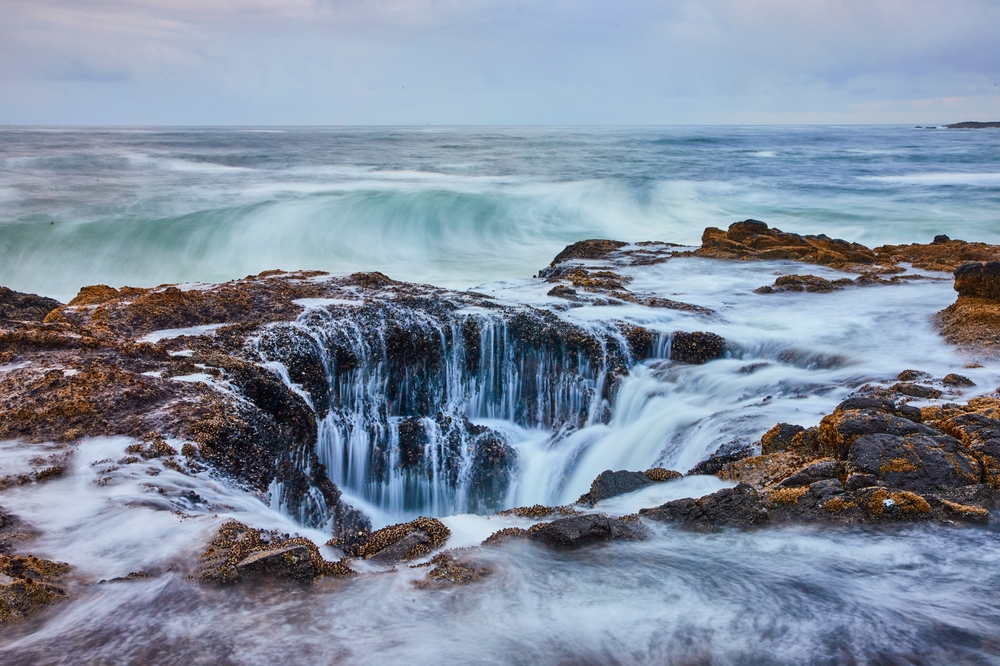 This Oregon Tidal Feature Tricks Your Eyes Into Thinking the Ocean Has