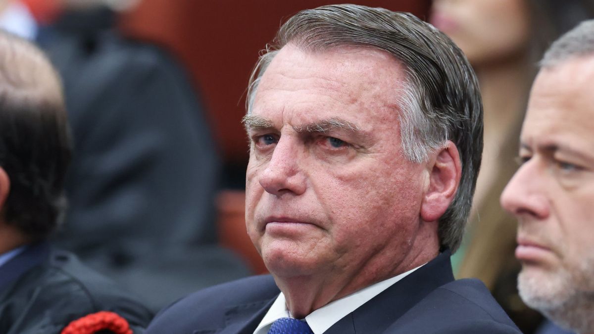 "Perseguição", "grande dia": políticos comentam operação contra Bolsonaro