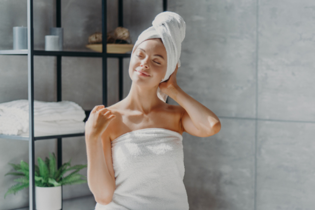 La sal Epsom sugiere que sus componentes (magnesio y sulfato) se emulsionan en el agua caliente. iStock