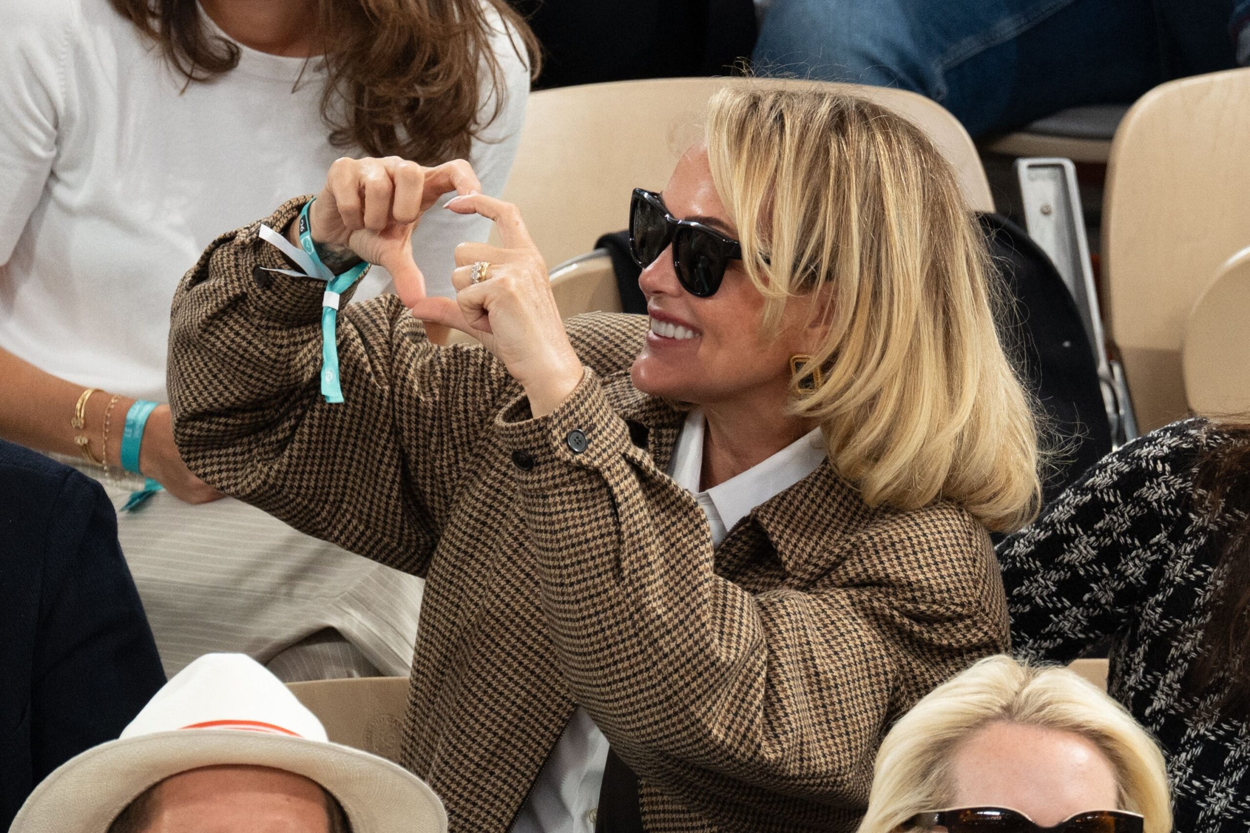 Laeticia Hallyday (50 ans) porte l'accessoire parfait pour élever son look  au niveau supérieur