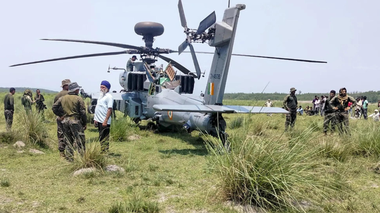 Apache lands safely after mid-air snag