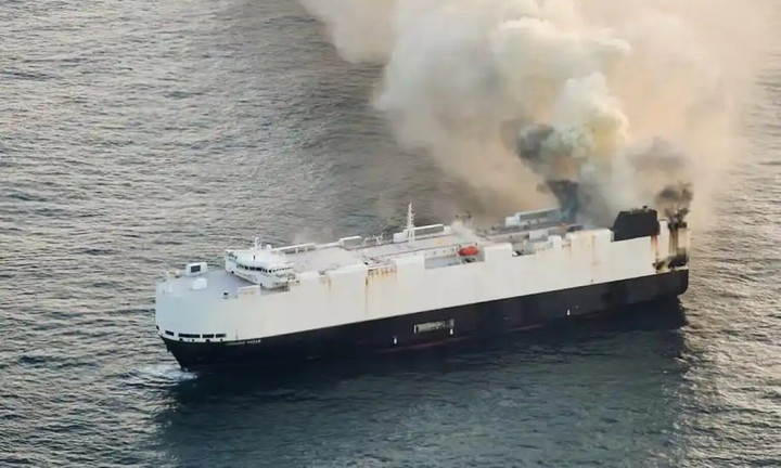 Berita Hangat: Kapal Kargo dengan Mobilnya Terbakar; Polytron Gelar Riset pada MPV Listrik 7-Penumpang