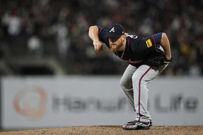 Giants beat the slumping Braves 54 in 10 innings on a wild pitch