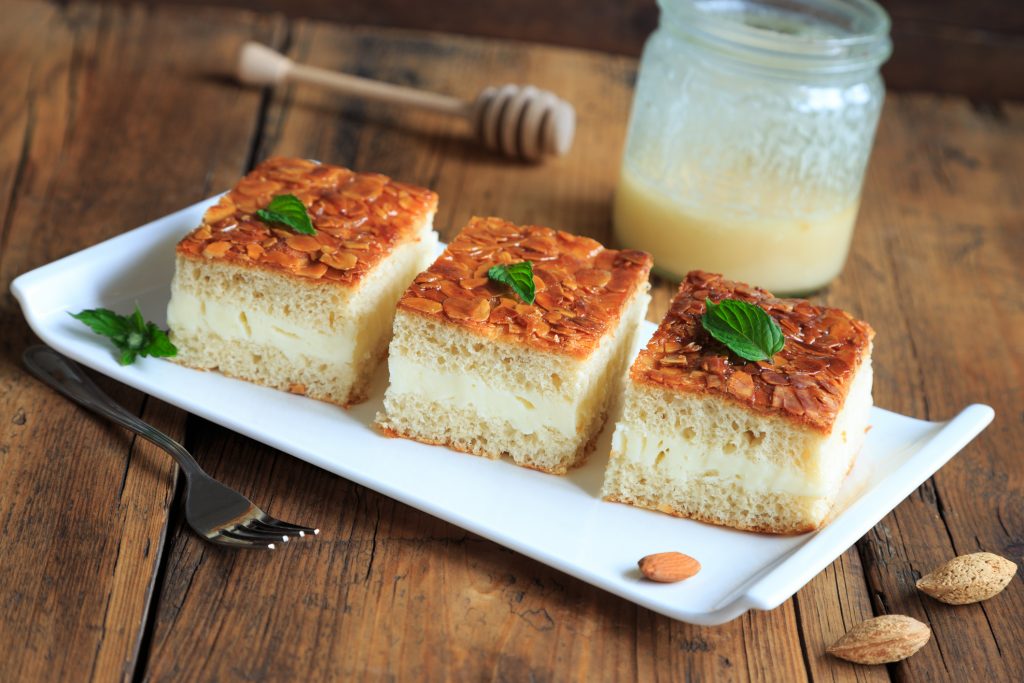 Klassischer Bienenstich vom Blech – mit doppeltem Boden, cremiger ...