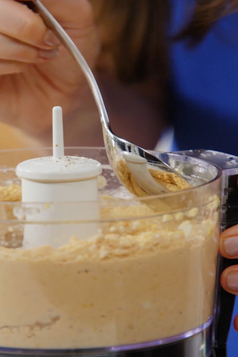 Cremiger Hummus mit sonnengetrockneten Tomaten und Tahini