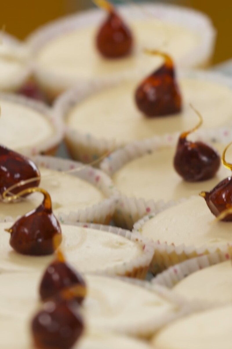 Bissfeste Käsekuchen mit Haferflocken-Kekskruste und Karamell-Haselnüssen