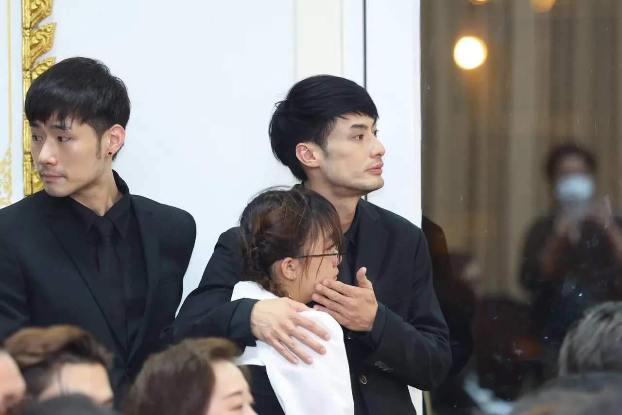 ภาพจุกอก บอย ปกรณ์ กอดปลอบ น้องวันใหม่ ร้องไห้ไม่หยุดในงาน