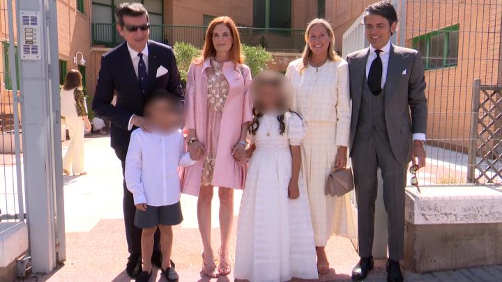 Olivia de Borbón se emociona al recordar a su padre en la Primera Comunión  de su hija | Watch