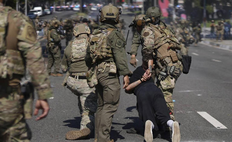 Policías detienen a un hombre durante las <strong>redadas</strong> y <strong>protestas</strong> sobre los <strong>migrantes</strong> en Estados Unidos. (07/06/25) Foto: AP