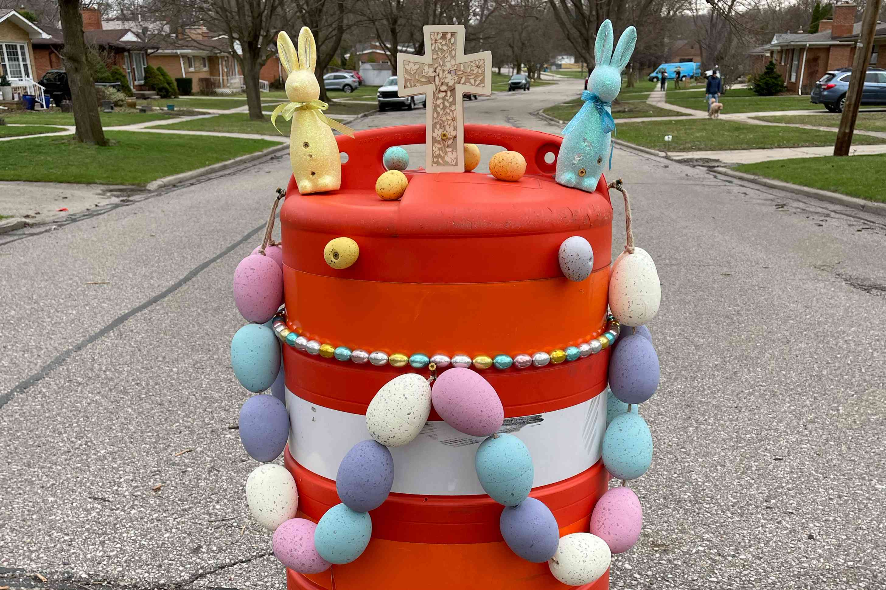 Veteran Decorates Neighborhood Sinkhole While Awaiting Repairs 'I’m