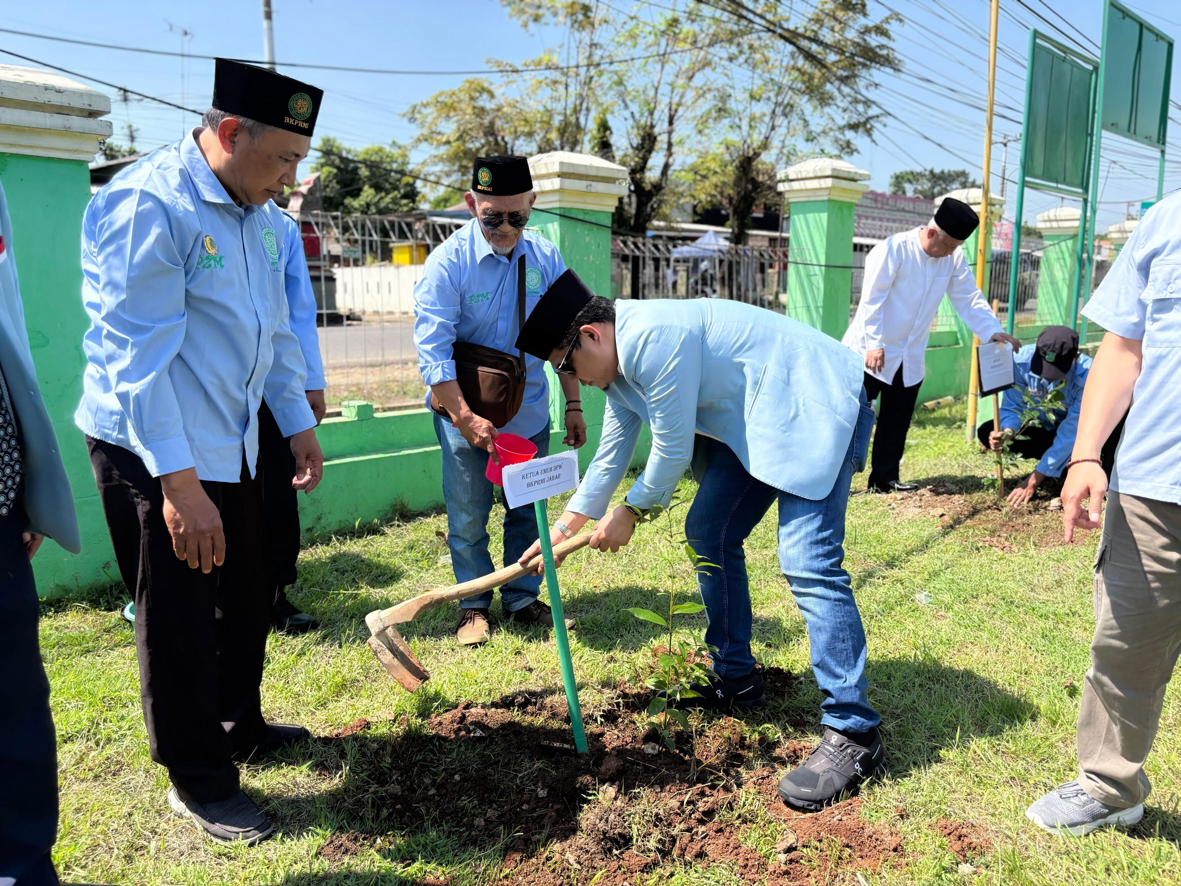 BKPRMI Jabar Resmikan Kepengurusan Baru di Purwakarta, Soleh Berkontribusi dengan Penyerahan 5.000 Bibit Pohon untuk Program Penghijauan