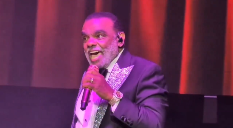 Ronald Isley performs “Joy and Pain” in tribute to Frankie Beverly