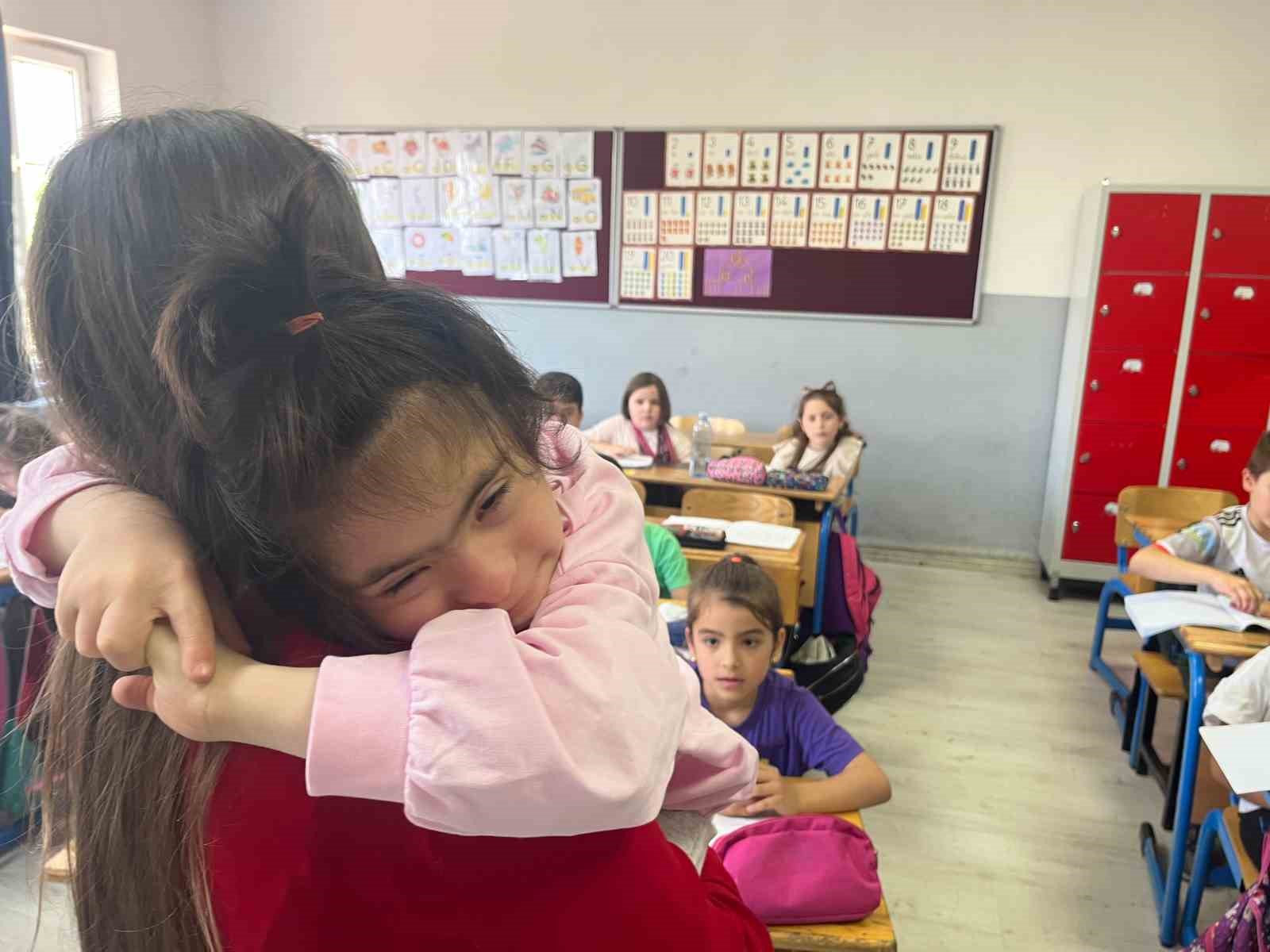 KOCAELİ’NİN KARTEPE İLÇESİ DERBENT ATA İLKOKULU’NDA GÖREV YAPAN MÜDÜR YARDIMCISI BİNNUR AKŞİT, 2024-2025 EĞİTİM-ÖĞRETİM YILININ BAŞINDA YAPTIĞI DEVAMSIZLIK TARAMASINDA BİRİNCİ SINIF ÖĞRENCİSİ MEDİNE İSCEN’İN HİÇ OKULA GELMEDİĞİNİ FARKETTİ. DOWN SENDROMLU OLDUĞU İÇİN AİLESİ TARAFINDAN OKULA GÖNDERİLMEYEN MEDİNE, AKŞİT ÖĞRETMENİN AİLEYİ UZUN İKNA ÇABALARININ ARDINDAN EĞİTİM HAYATINA SICACIK GÜLÜMSEMESİ İLE BAŞLADI