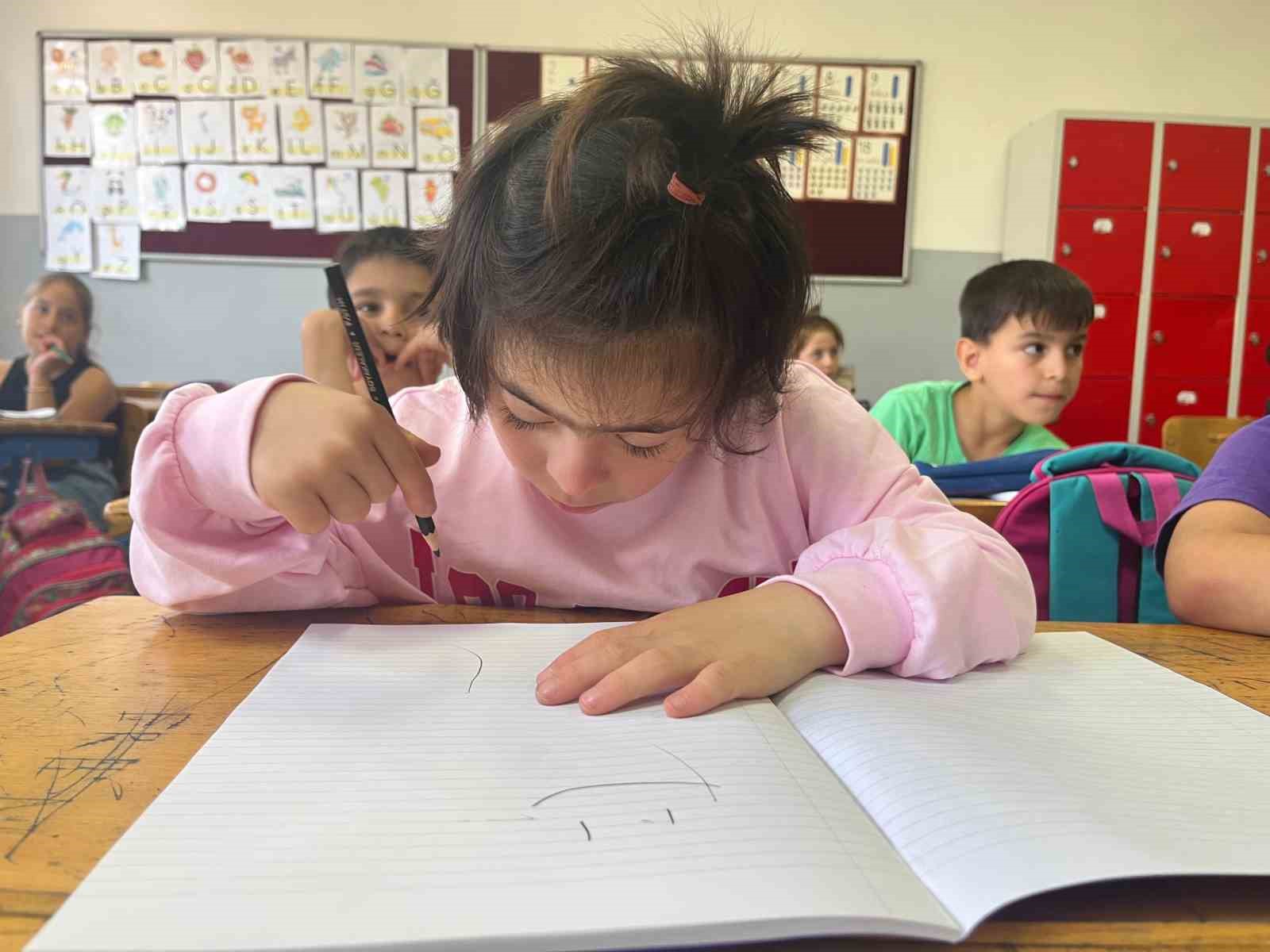 KOCAELİ’NİN KARTEPE İLÇESİ DERBENT ATA İLKOKULU’NDA GÖREV YAPAN MÜDÜR YARDIMCISI BİNNUR AKŞİT, 2024-2025 EĞİTİM-ÖĞRETİM YILININ BAŞINDA YAPTIĞI DEVAMSIZLIK TARAMASINDA BİRİNCİ SINIF ÖĞRENCİSİ MEDİNE İSCEN’İN HİÇ OKULA GELMEDİĞİNİ FARKETTİ. DOWN SENDROMLU OLDUĞU İÇİN AİLESİ TARAFINDAN OKULA GÖNDERİLMEYEN MEDİNE, AKŞİT ÖĞRETMENİN AİLEYİ UZUN İKNA ÇABALARININ ARDINDAN EĞİTİM HAYATINA SICACIK GÜLÜMSEMESİ İLE BAŞLADI