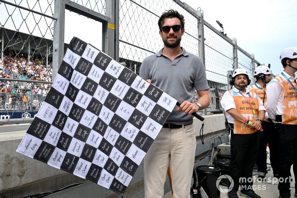 Mengapa Dua Bendera Percahayaan Berkibar di Akhir Balapan F1? Penjelasannya!