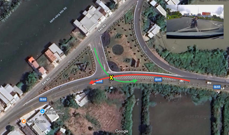 Ôtô tông văng xe máy trong vạch xương cá