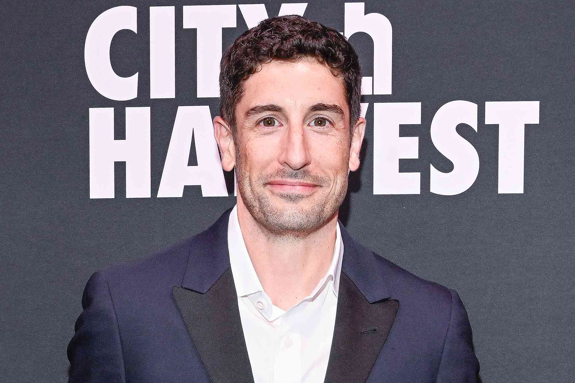 Jason Biggs recalls snorting cocaine from stranger's trash at 4 a.m