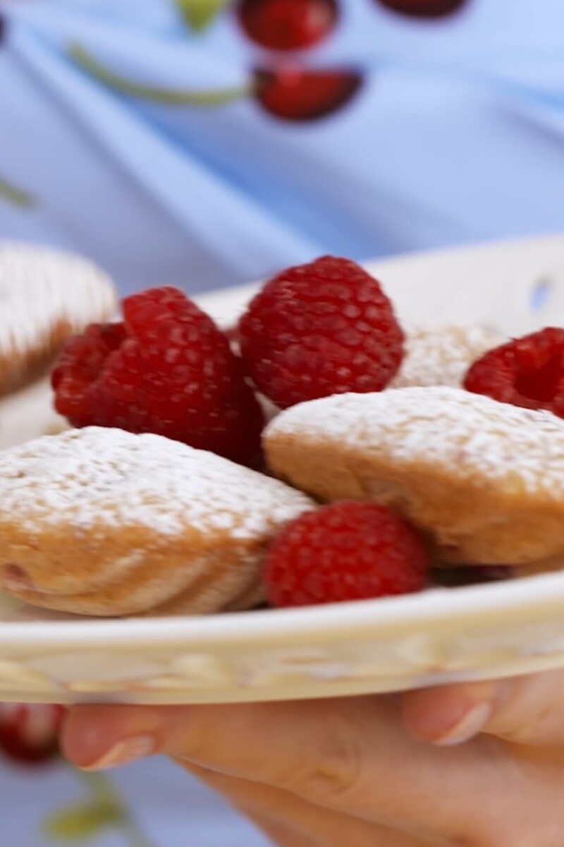 Französische Madeleines mit Himbeermarmelade, eine nostalgische ...