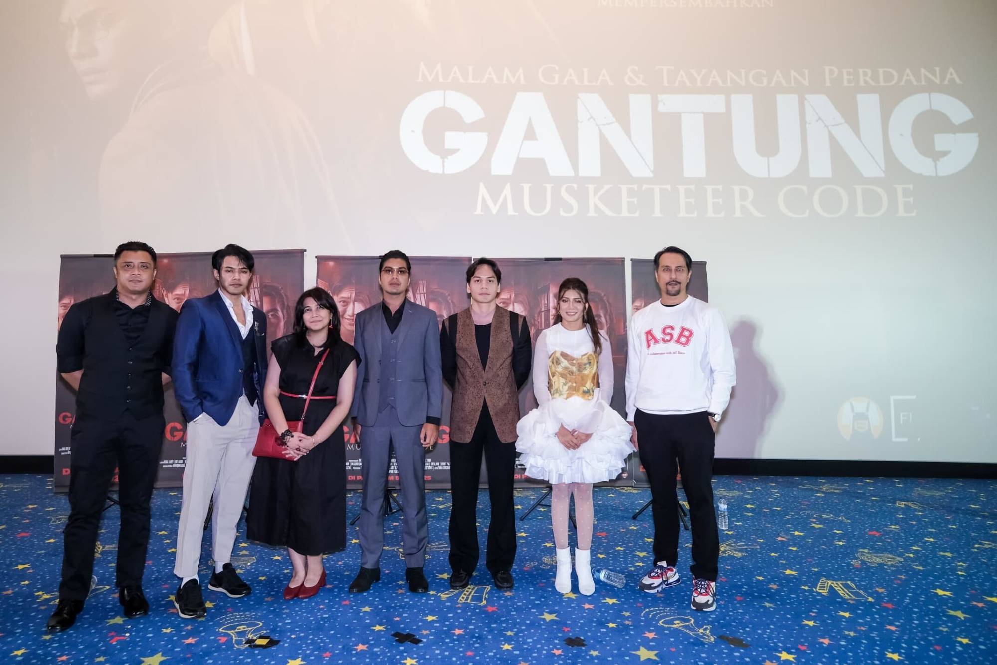 Малайзийская писательница Неддо Хан (третья слева) на премьере своей собственной адаптации романа для подростков