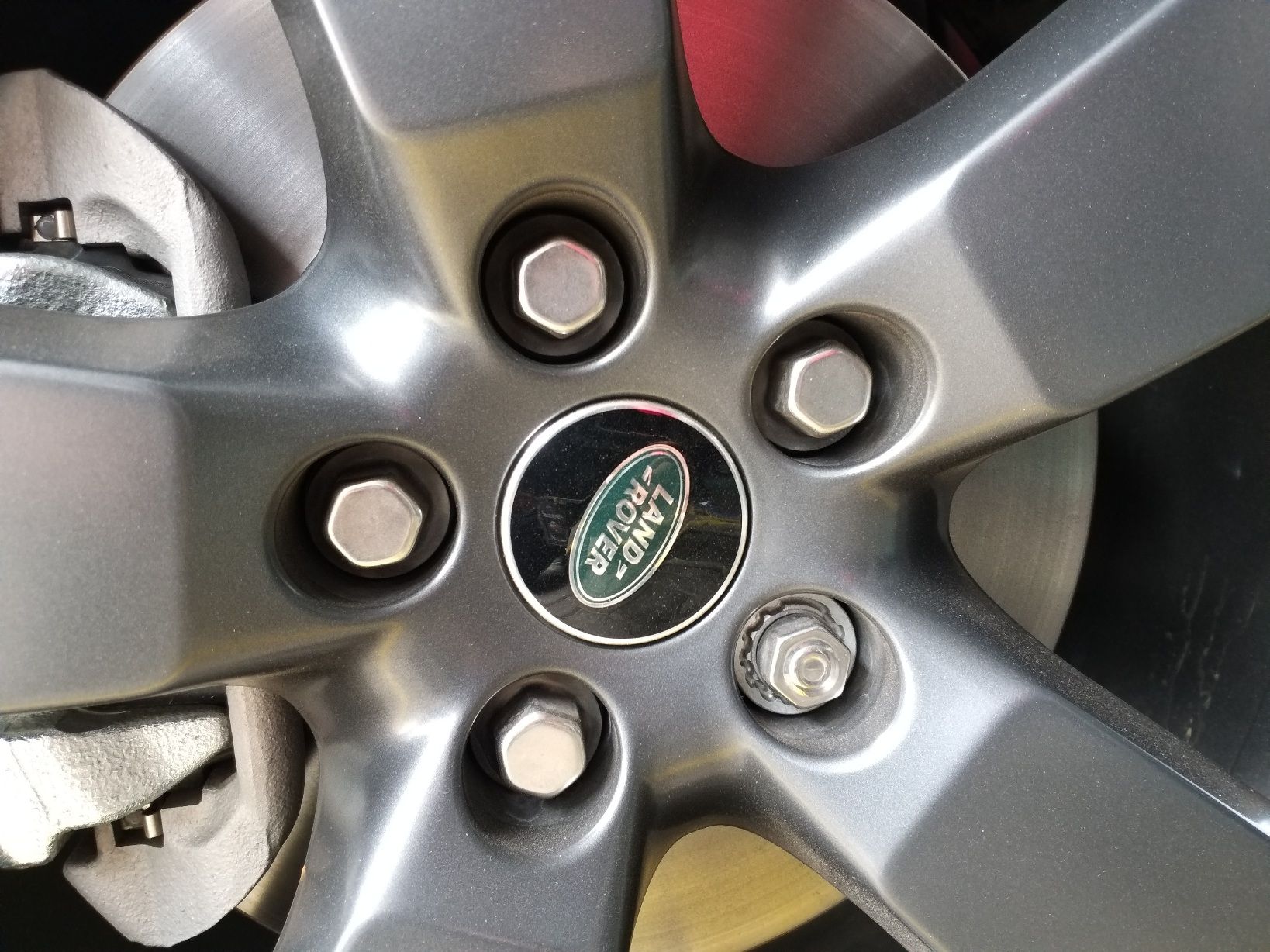 Kenapa mur roda mobil Eropa ada satu yang beda bentuknya?