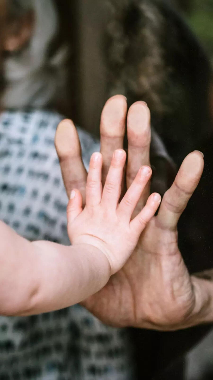 8 zodiac signs who make deep emotional connections fast