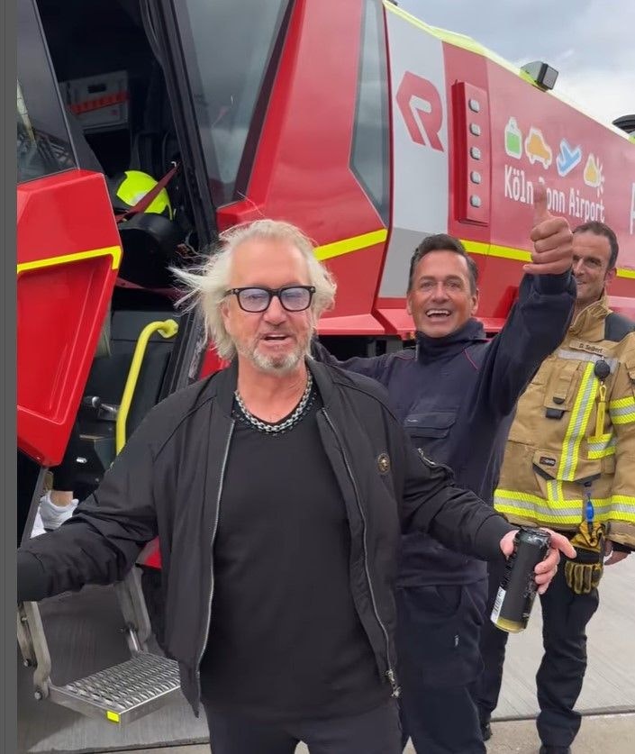 Robert Geiss durfte auf dem Flughafen Köln/Bonn ein Feuerwehrauto besichtigen.