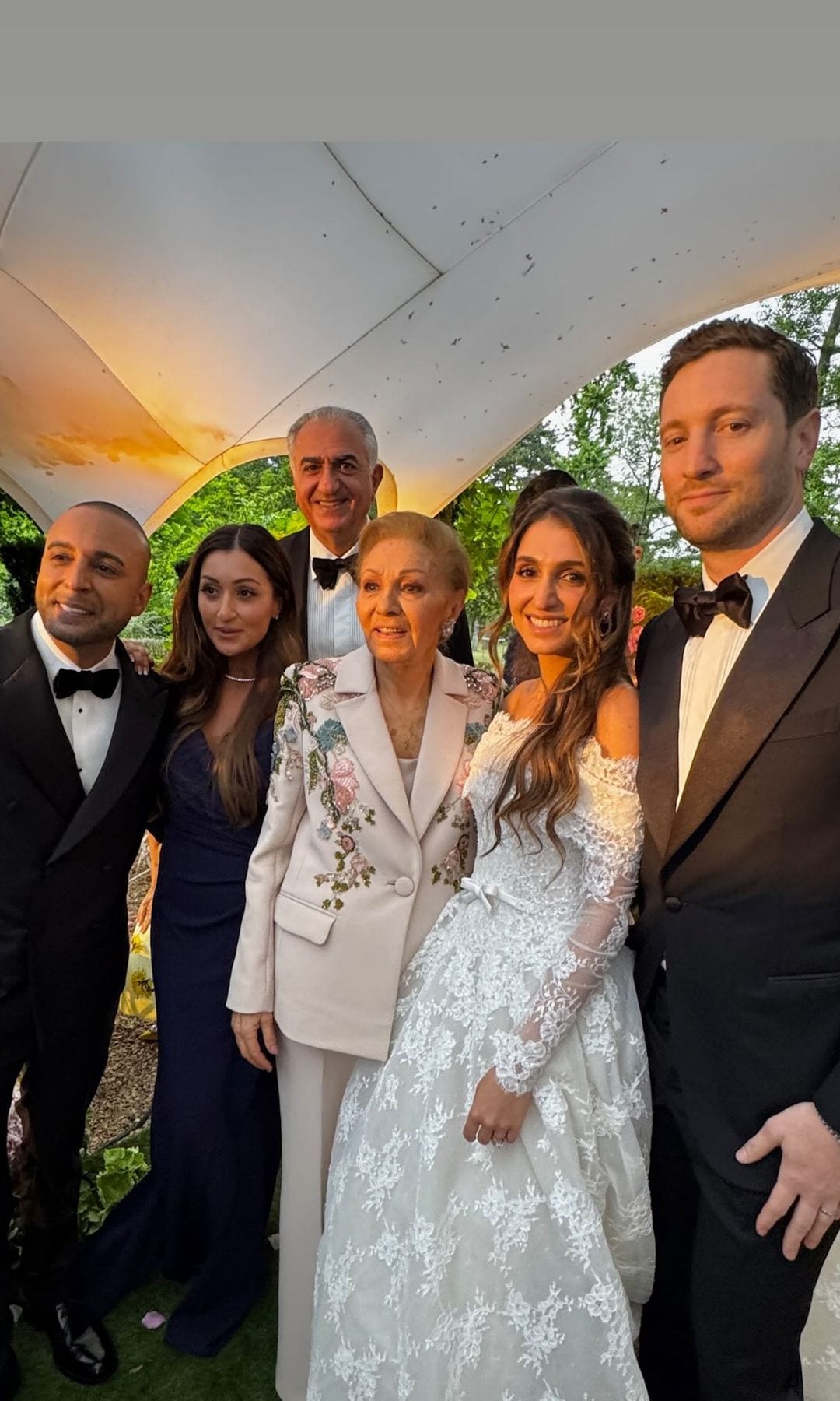 Farah Diba reaparece en la boda de su nieta Imán y reafirma su estatus como  eterna musa de la elegancia, image size:768x1280