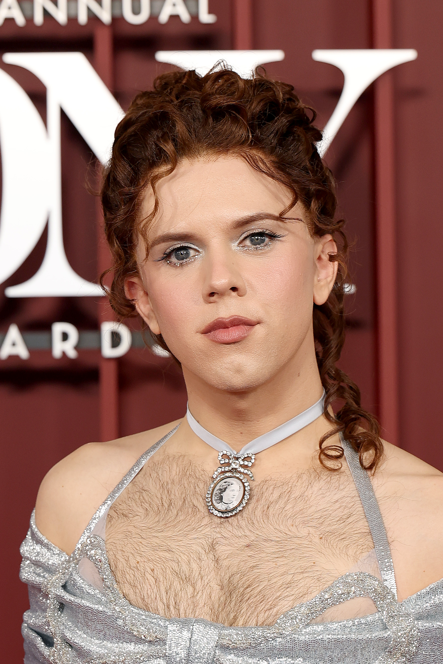 Cole Escola pays tribute to Bernadette Peters with Tony Awards 2025 red