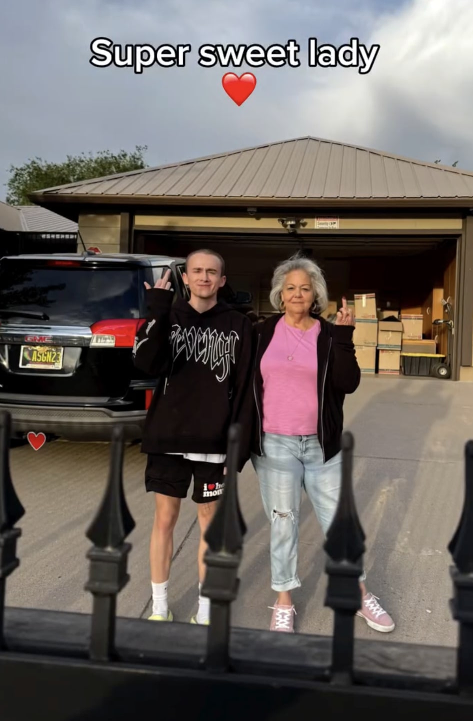 Angry owner of ‘Breaking Bad’ house sprays fans with water hose(02)