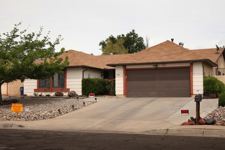 Angry owner of ‘Breaking Bad’ house sprays fans with water hose