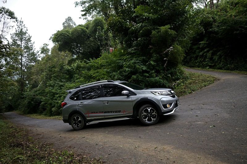 Tips Ampuh Melewati Tanjakan dengan Mobil Matic
