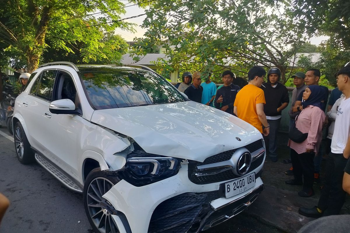 AA1Gp3HE Mercy GLE 450 Seperti Sapi Liar, Bodi yang Hancur Menceritakan Kisah Tragedi Bersama Daihatsu Xenia
