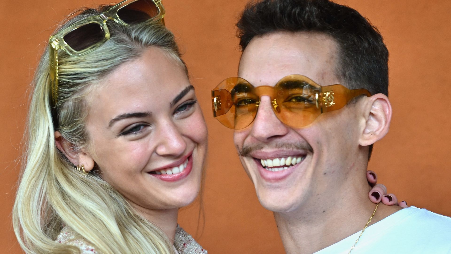 Miguel Herrán, de nuevo enamorado: las fotos más románticas con su  misteriosa y bellísima novia