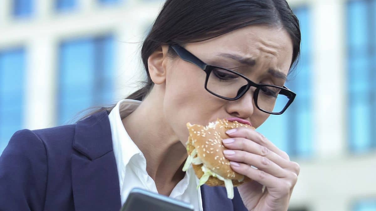 15 Odd Lunch Habits Your Coworkers Silently Judge
