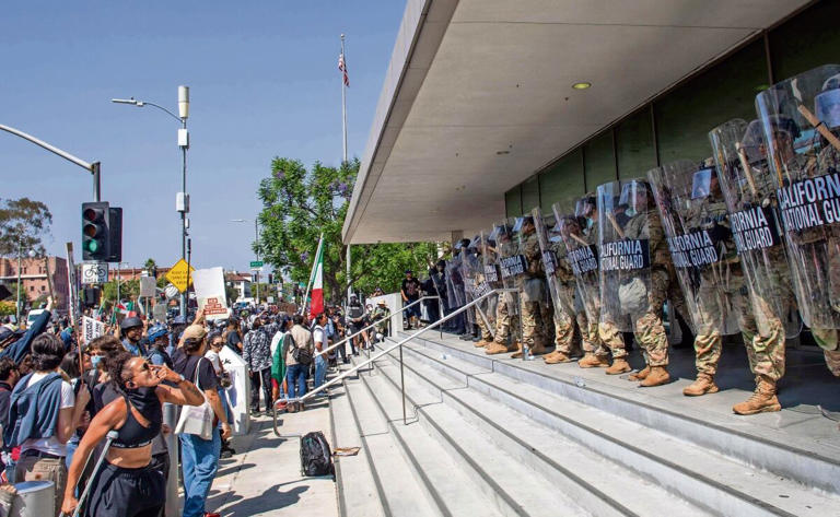 Manifestantes encararon ayer a miembros de la Guardia Nacional de California que montaban guardia frente al Edificio Federal, en Los Ángeles. Foto: Apu Gomes / AFP