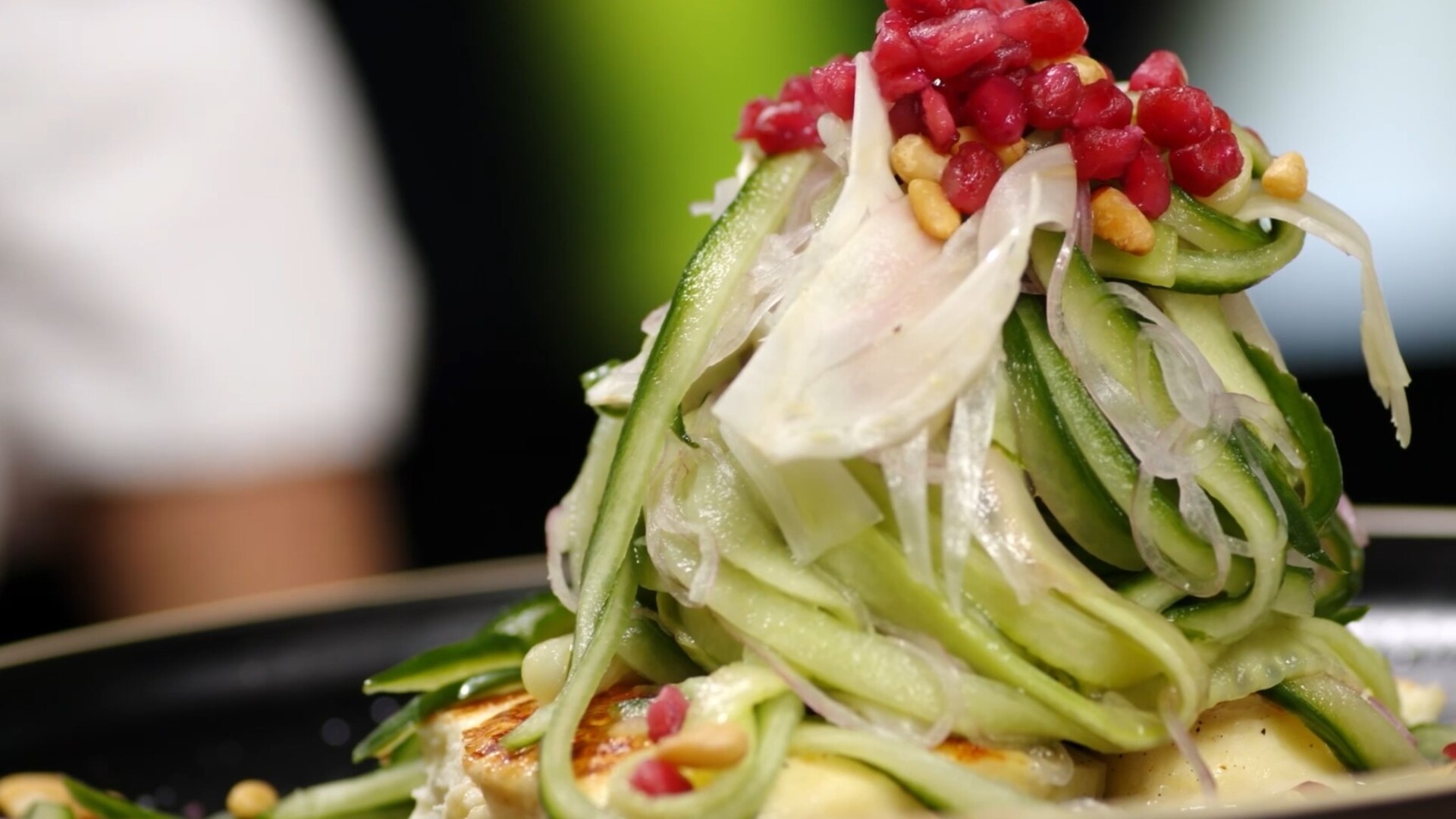 Schnell eingelegtes Gemüse mit Halloumi und Ouzo, ein griechisch ...