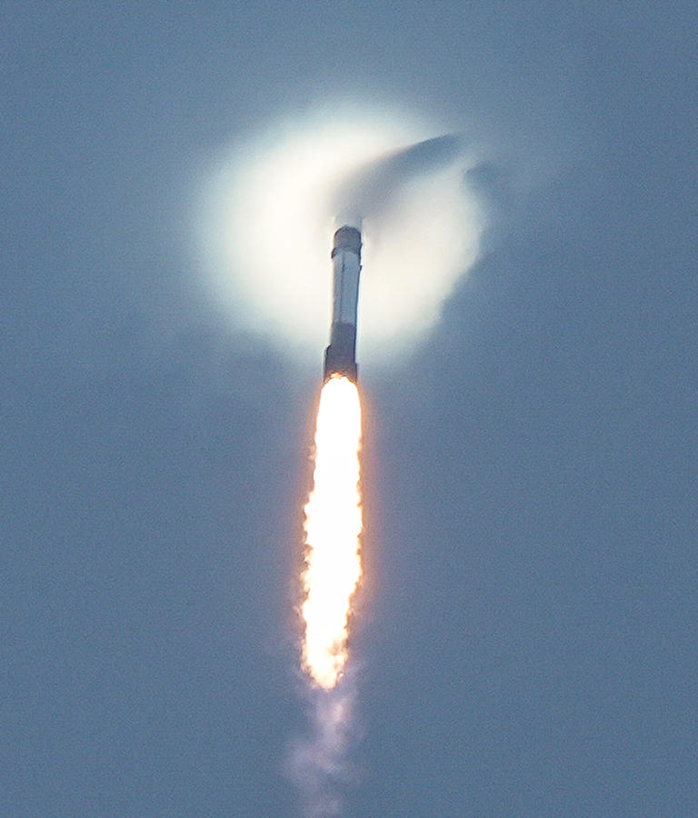 Vapor cone plays ring around the Falcon 9 rocket | Photo of the Week