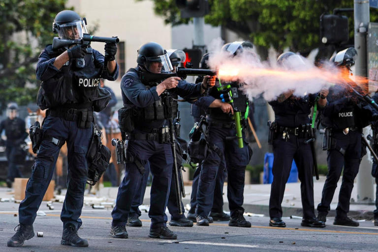 FOTODELDÍA LOS ÁNGELES (Estados Unidos), 09/06/2025.- La policía dispara gases lacrimógenos contra activistas durante las protestas provocadas por las redadas de inmigración en Los Ángeles, California, EE. UU.. El presidente estadounidense, Donald Trump, ha desplegado 2000 efectivos de la Guardia Nacional, a pesar de no haber recibido ninguna solicitud de asistencia adicional del estado de California, tras las multitudinarias protestas contra las redadas de inmigración en curso en el área de Los Ángeles durante los últimos días. | Crédito: EFE/ Allison Dinner