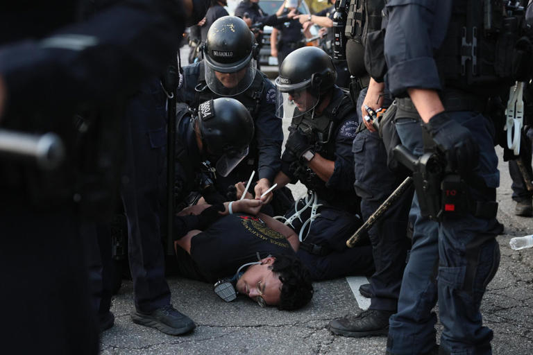 La policía detiene a un manifestante durante enfrentamientos en Los Ángeles, California, EE. UU., el 9 de junio de 2025. Aproximadamente 2,000 efectivos de la Guardia Nacional fueron desplegados el 8 de junio en Los Ángeles por orden del presidente de EEUU, Donald Trump. | Crédito: EFE/EPA/ALLISON DINNER