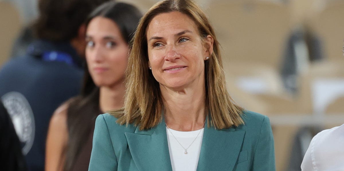 Las zapatillas blancas de Mango que Virginia Garfia, madre ...