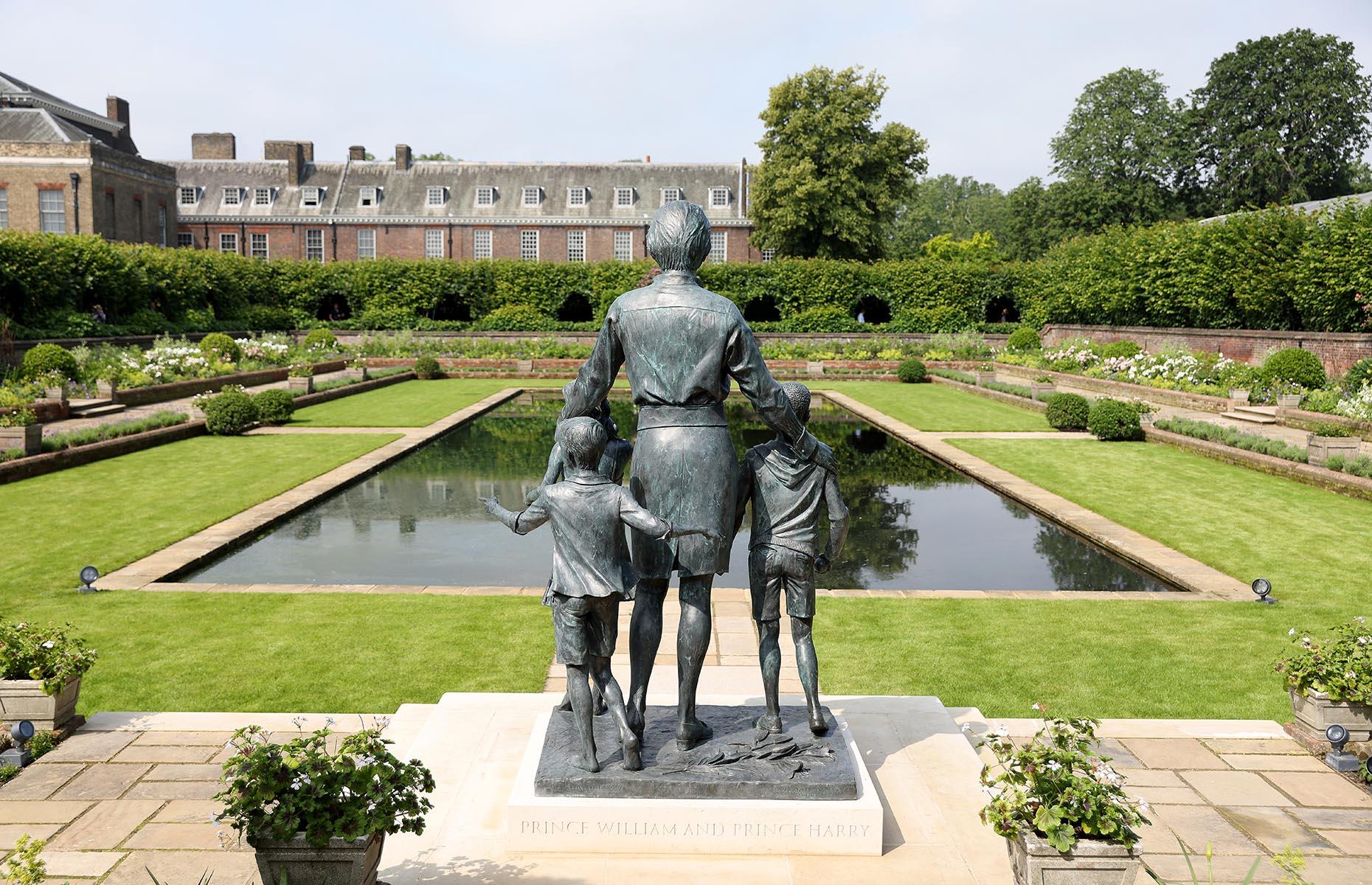 Inside the palace that's home to Britain's famous (and infamous) royals