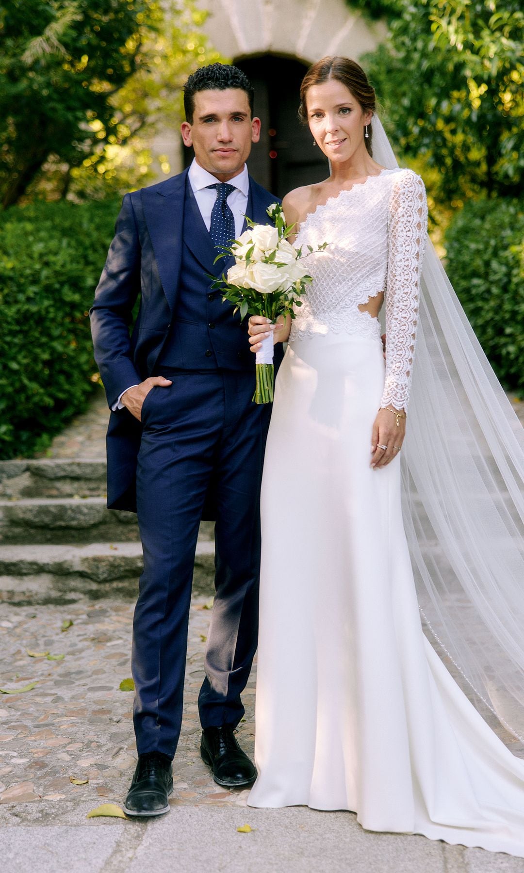 Marta Goenaga elige un vestido de novia de micropedrería para su boda con  Jaime Lorente, image size:768x1280
